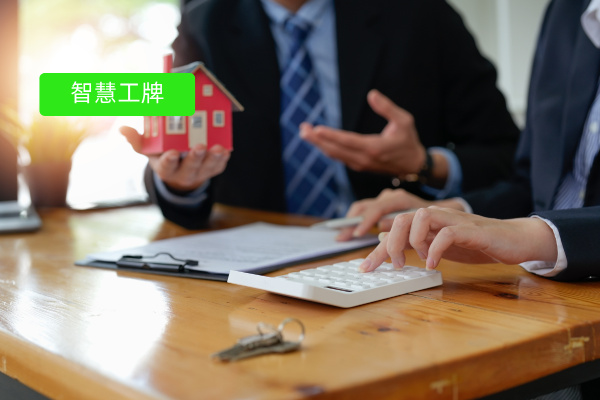 房地产的同行们，是否也在头疼管理难？老担心会因为销售不给力导致客户流失，但是又不能时刻盯着，别担心啦！试试电子工牌，录音+话术分析+话术优化一站式全搞定，帮你拿下客户，提高成交！下面我来讲讲员工电子工牌的概念、功能作用、推荐品牌、费用价格，感兴趣就一起看看吧